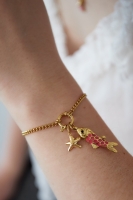 Armband met vis bedel